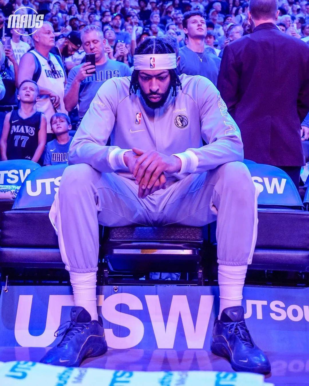 浓眉哥在独行侠比赛中挺进下一轮，回归赛场引发热议！